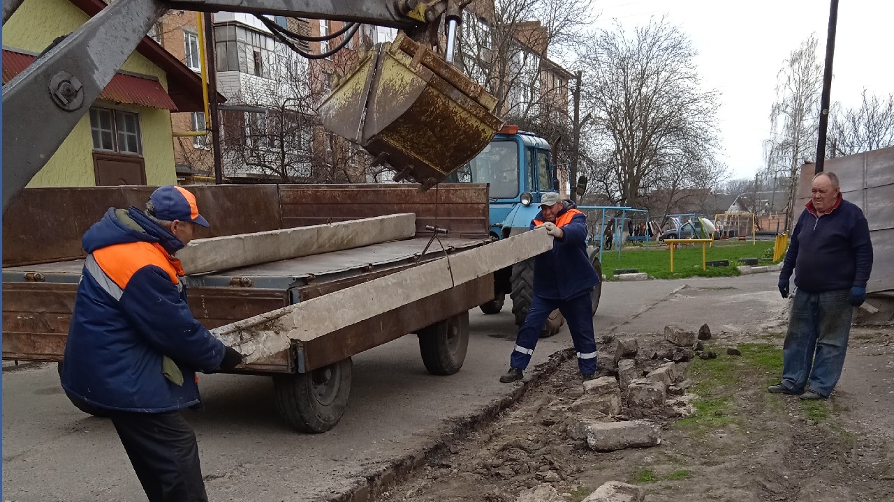 ЛК ЖЕУ облаштовує прибудинкові території